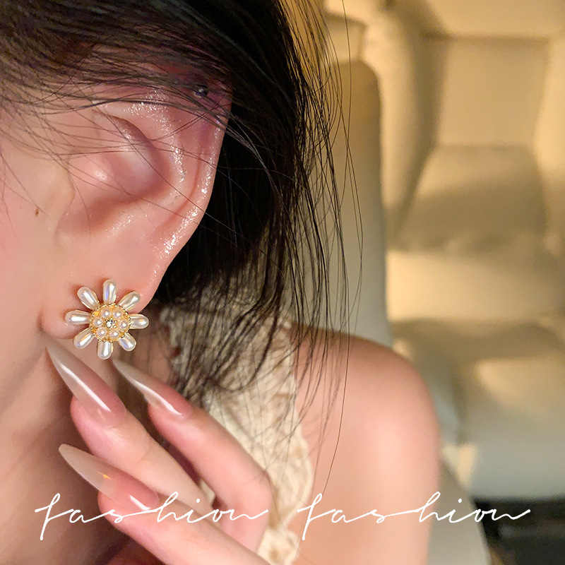 The 2025 new trendy and stylish floral stud earrings are a niche design for women, exuding a sense of high-end and light luxury, featuring fireworks and pearl earrings Application Scenario