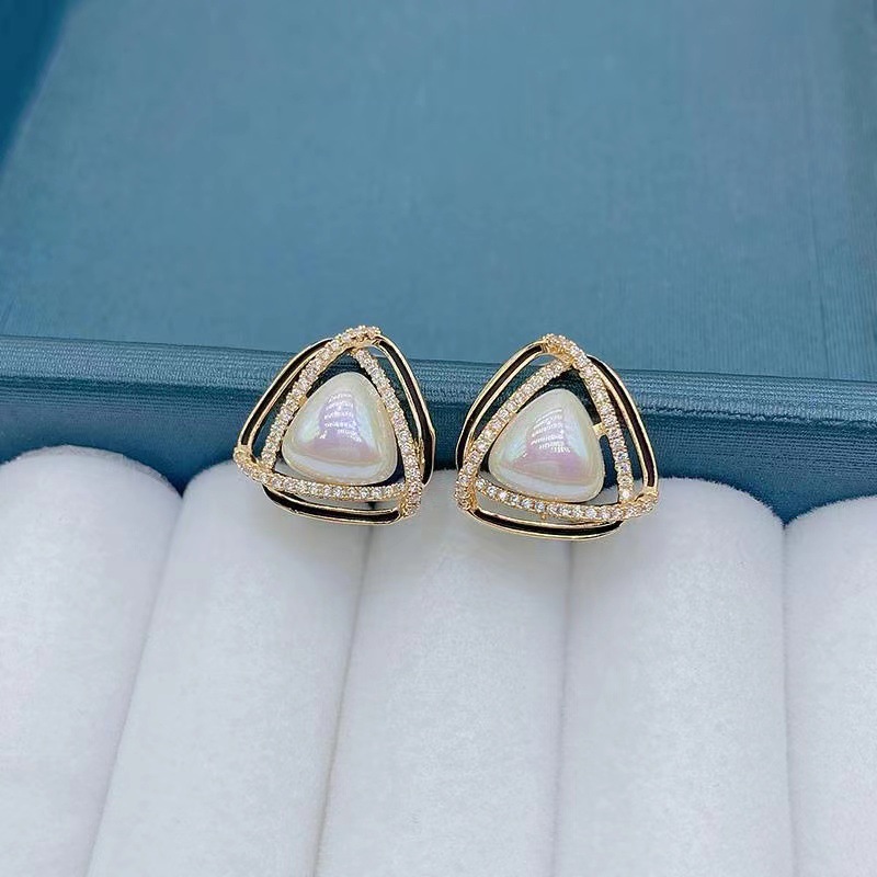 S925 Silver Needle stylish geometric triangular pearl Stud earrings, a new trendy pearl earring with a niche design sense full figure