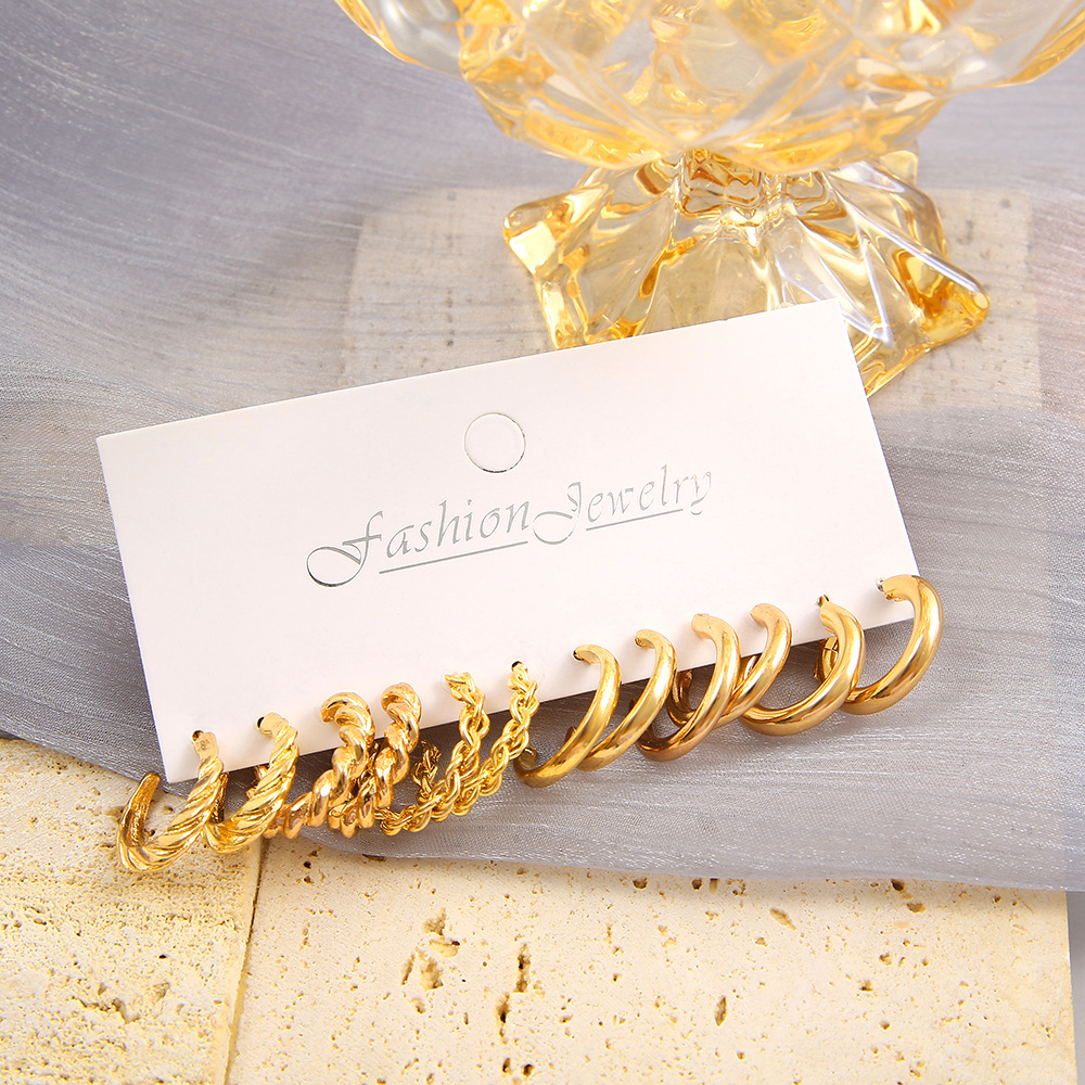 New cross-border creative, individual and simple earrings, ins European and American style C-shaped geometric twist gold alloy earrings, 6 pieces Application Scenario