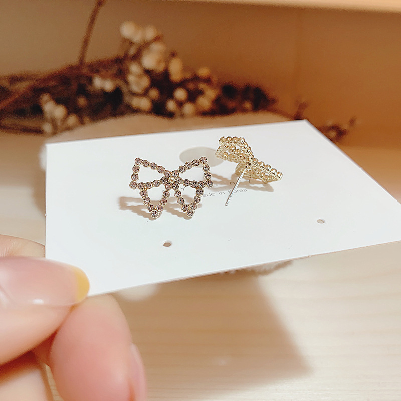 S925 silver needle, exquisite and elegant, pearl bow stud earrings, small and sweet, cross-border supply, fashionable earrings for women Application Scenario