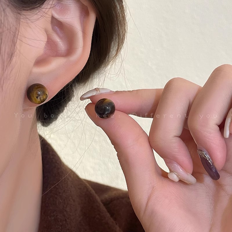 Tiger's eye stone round ear studs for women, 925 silver needle ear piercing earrings, high-end feel, small and exquisite, no need to remove earrings when sleeping Application Scenario