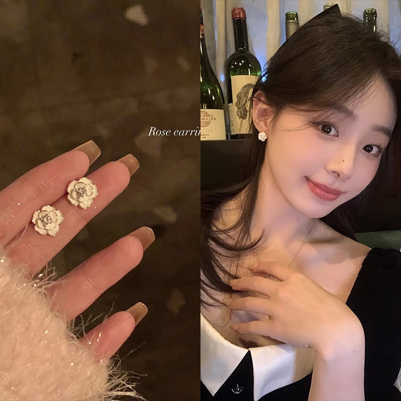 Small and simple camellia stud earrings, a light luxury and niche design for women, exude a sense of sophistication. Unique commuting earrings and accessories for women details Picture