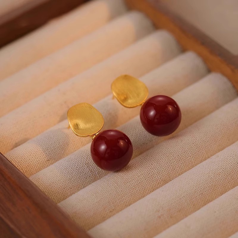 New Year's wine red round pearl stud earrings for women, unique retro and versatile earrings, niche design, fashionable and high-end earrings Application Scenario