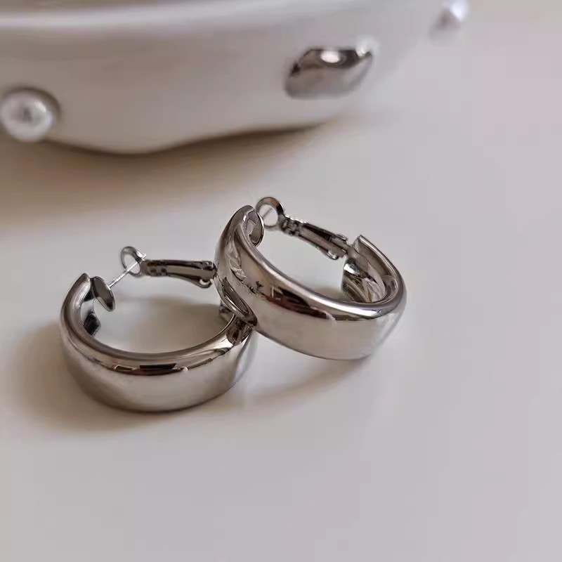 French retro and simple large plain ring earrings, a niche design for women with a fashionable and high-end feel, light luxury and elegant ear accessories details Picture