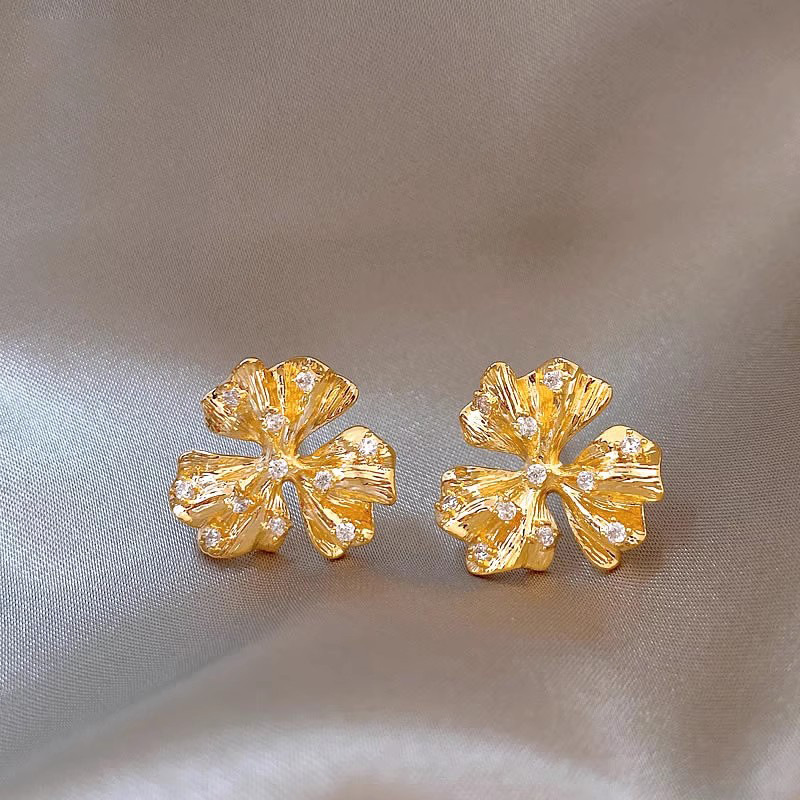 Golden pleated micro-inlaid flower stud earrings are fashionable commuter metal earrings for women, exuding a sense of high-end, light luxury and unique details Picture