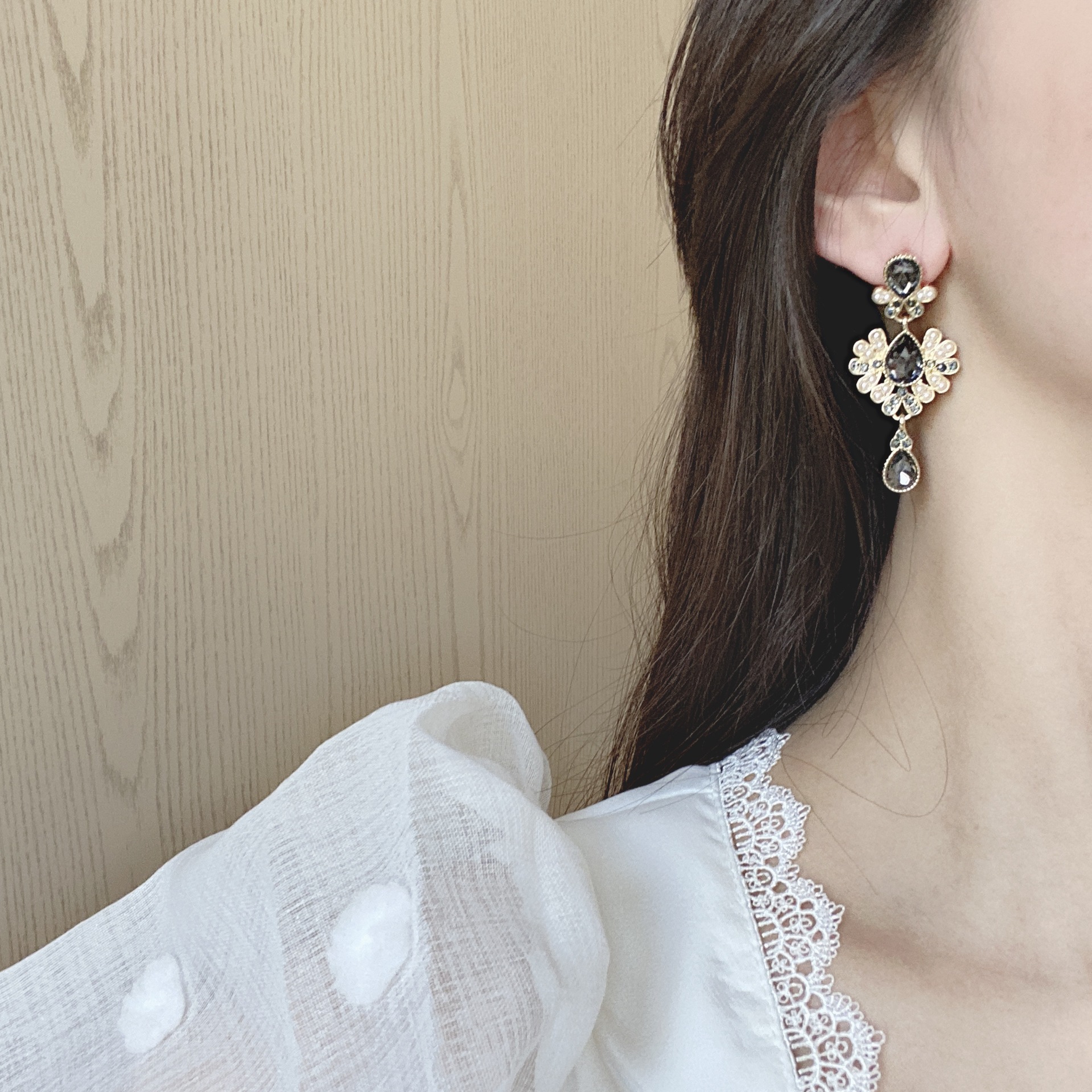 French retro light luxury pearl earrings, women's court style, niche design sense, tassel stud earrings S925 silver needle earrings details Picture