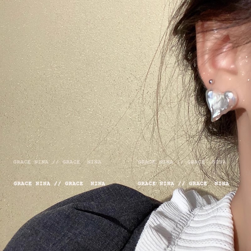 French silver high-end heart-shaped stud earrings, a new bestseller for women in 2025, French style earrings with a touch of elegance, light luxury and niche earrings Specification drawing