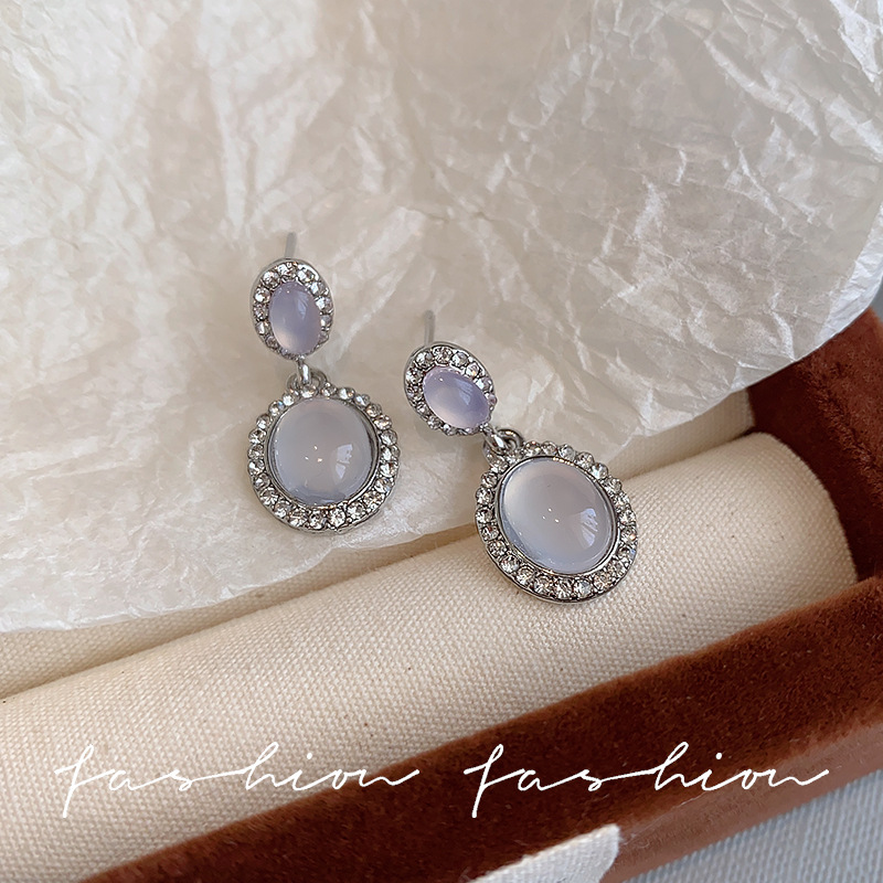Small and exquisite cat's eye teardrop-shaped stud earrings with a unique and high-end feel for women, diamond-encrusted earrings, and a light luxury and elegant ladylike pendant Application Scenario