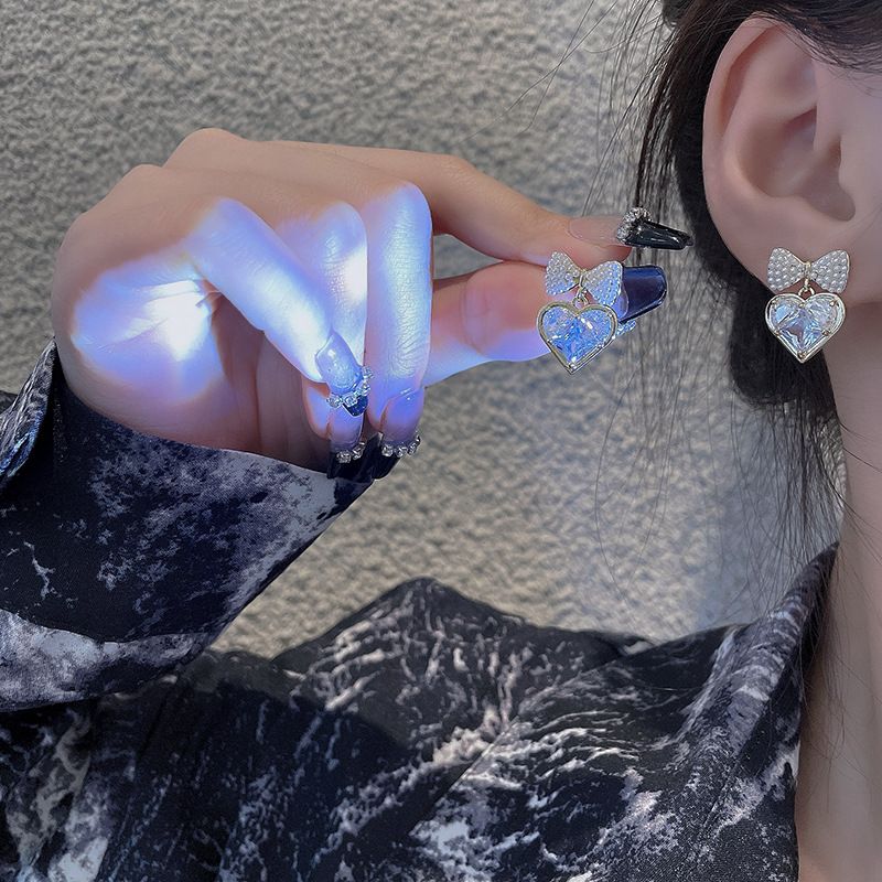 Silver needle pearl bow zircon heart-shaped earrings, cold style, niche design sense, simple and individual stud earrings for women Application Scenario