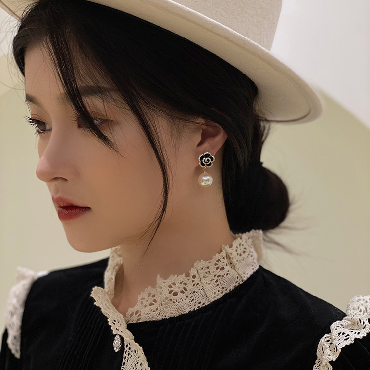 Korean black rose pearl flower, elegant and grand, three-dimensional petal stud, female ear stud details Picture