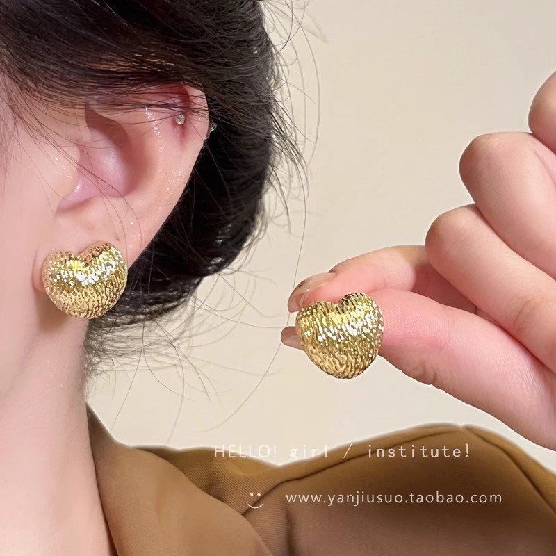 Light luxury and high-end metal heart-shaped earrings, unique and niche design for women, cold style and simple heart-shaped earrings full figure