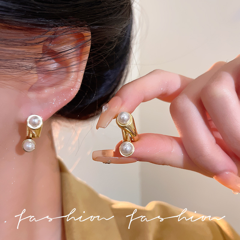 Pearl stud earrings with a niche design sense, retro Hong Kong-style earrings, ethereal and high-end light luxury earrings for women full figure
