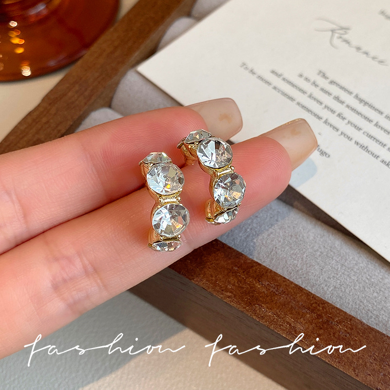 French retro champagne-colored sparkling diamond stud earrings for women's light luxury and niche design, 2025 new style high-end earrings for women details Picture