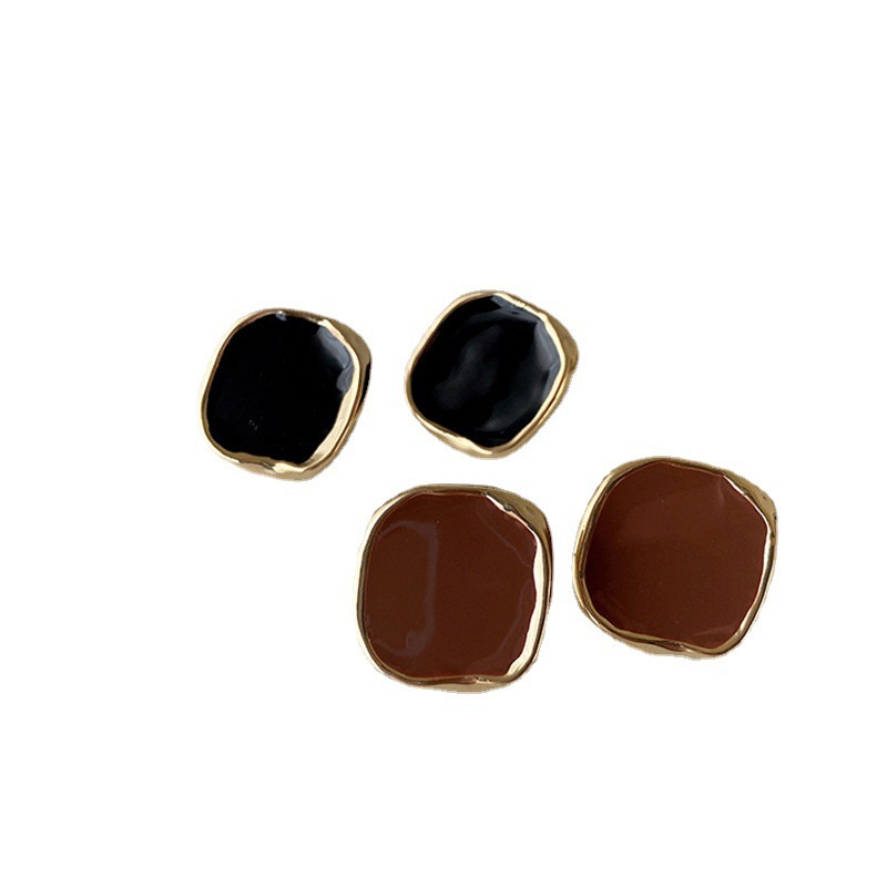 The S925 silver-needle French retro oil-dropping stud earrings are versatile, with a gentle texture and a feminine Hong Kong style. They are square and exude a soft and simple charm Item Picture