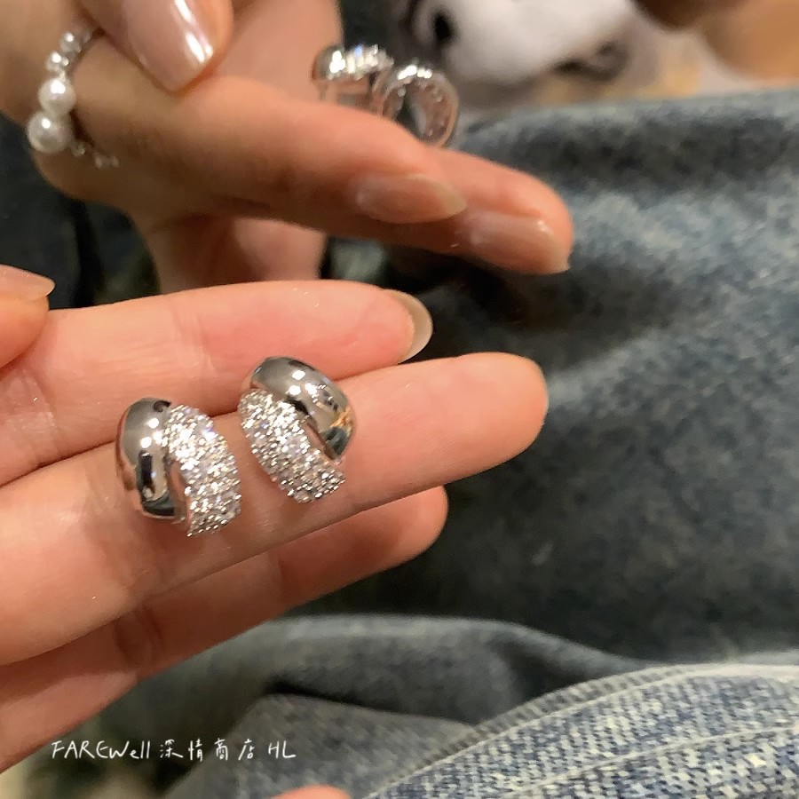 Xiaoxiang French stud earrings for women, light luxury and unique earrings, niche design sense, high-end feel, commuting style, exquisite earrings Application Scenario
