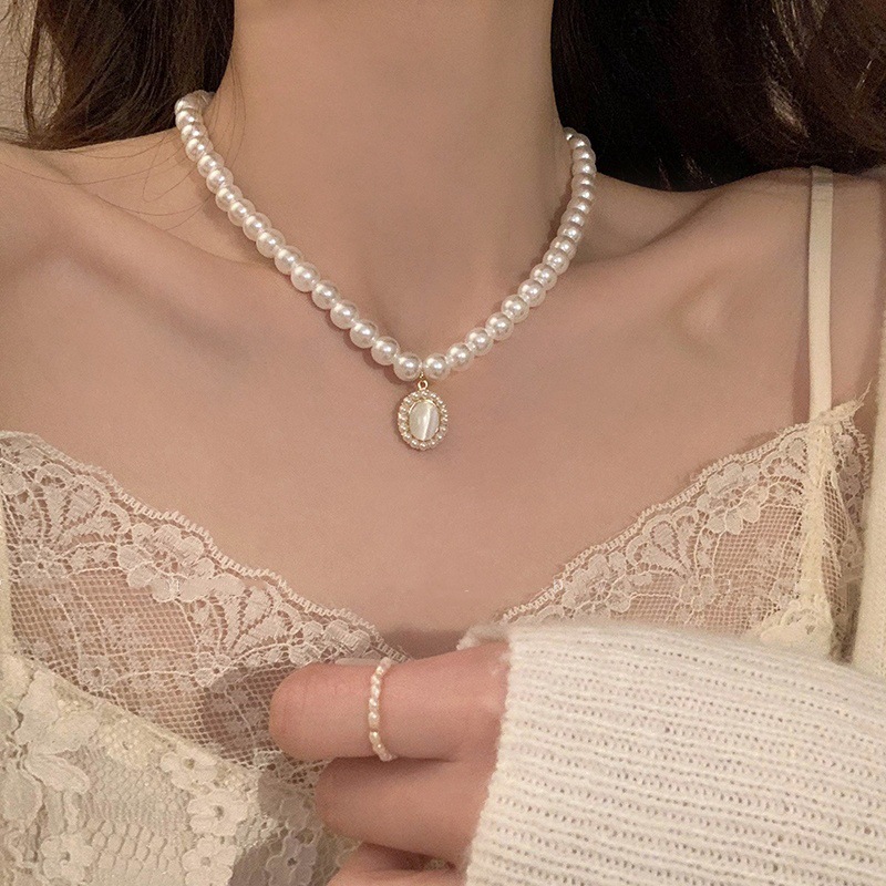 French retro cat's eye pearl necklace with a unique and high-end feminine charm, court-style neckchain, 2024 bestseller, collarbone chain trend full figure