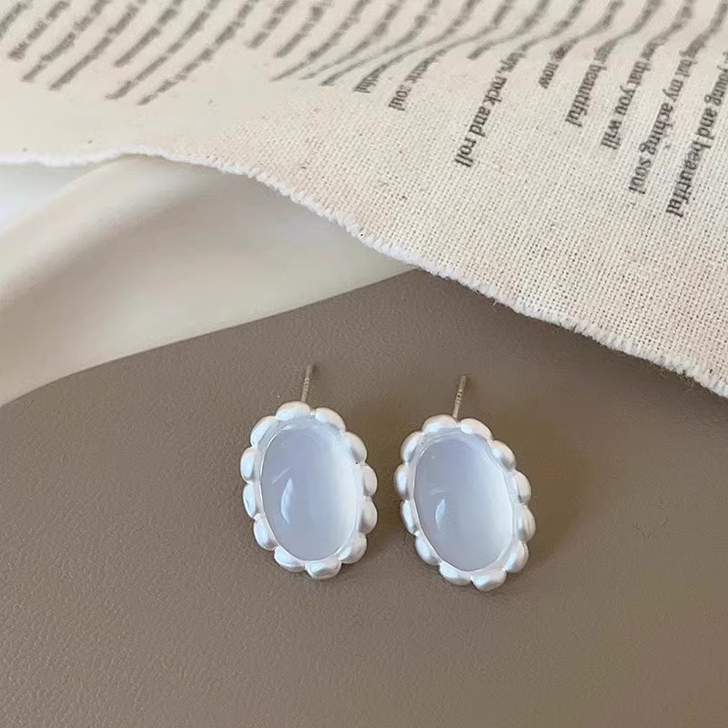 French retro and elegant stud earrings for women, golden oval lace geometric earrings, niche design, fashionable earrings Application Scenario