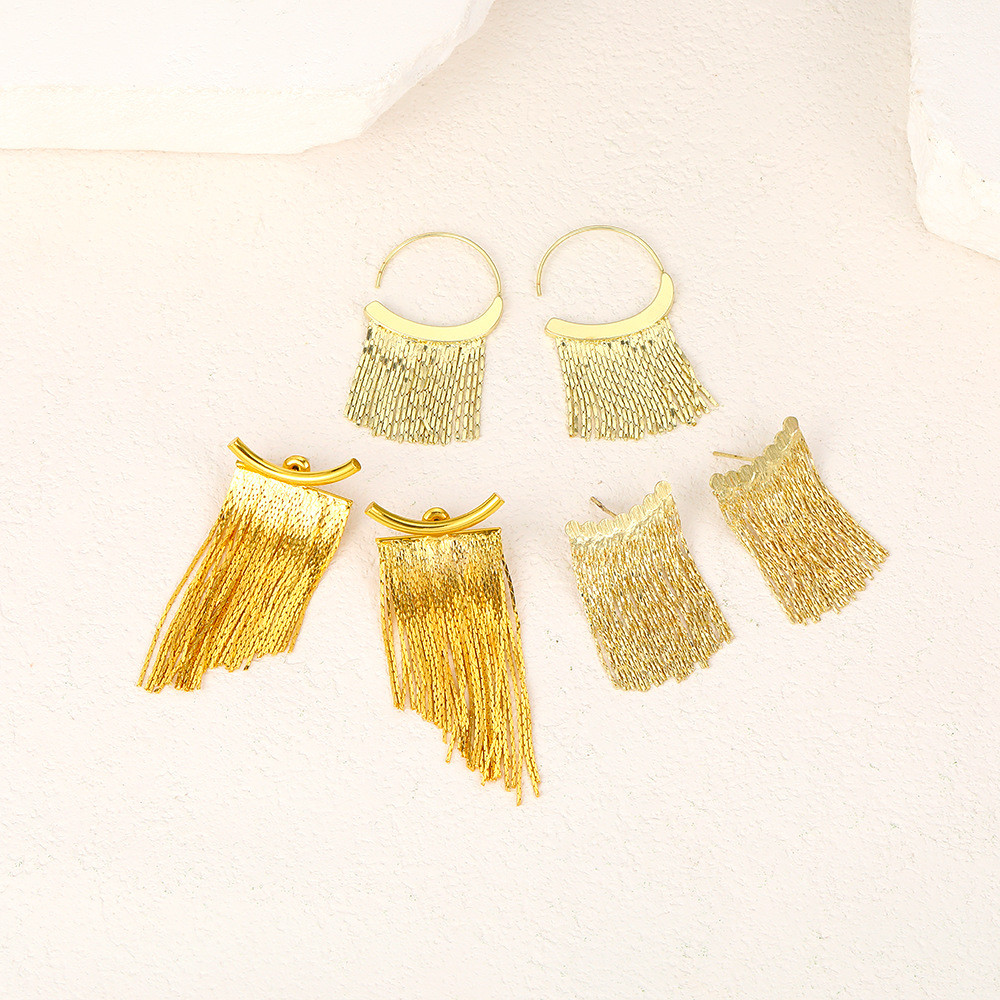 Exaggerated and personalized geometric metal chain long tassel earrings from Europe and America, creative and simple snake-bone metal long earrings Application Scenario