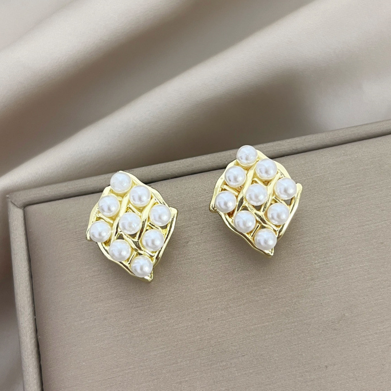 Irregular metal pearl stud earrings for women, a light luxury, niche and high-end look. New fashion silver needle earrings for 2024 Specification drawing