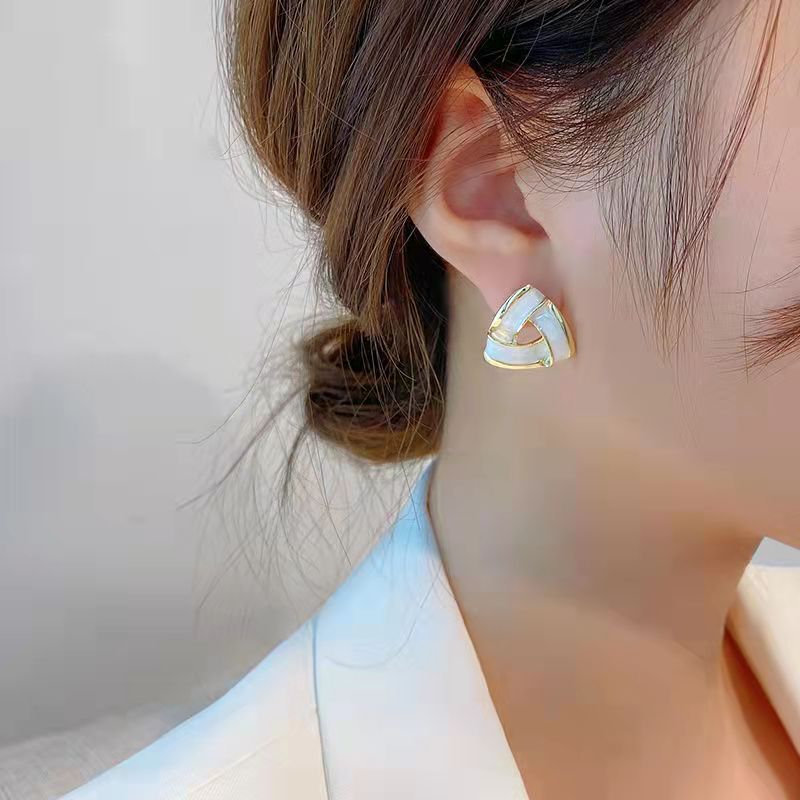 The same geometric triangular stud for women, French, simple and retro, short ring style for office workers in Dongdaemun, South Korea details Picture