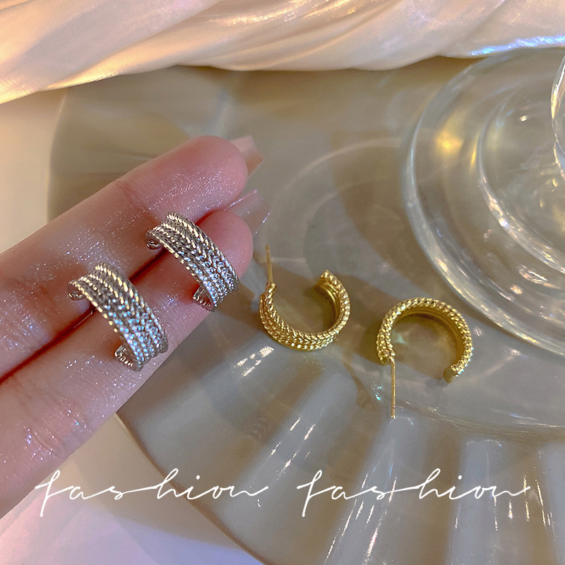 The C-shaped stylish ear rings from Japan and South Korea are a rare and versatile choice for women. They are geometric, trendy, and high-end earrings that exude a light luxury and fashionable personality full figure