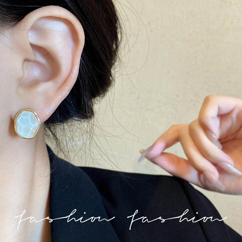 Korean niche earrings, retro Hong Kong-style niche water ripple geometric oval earrings, retro stud earrings for women Application Scenario