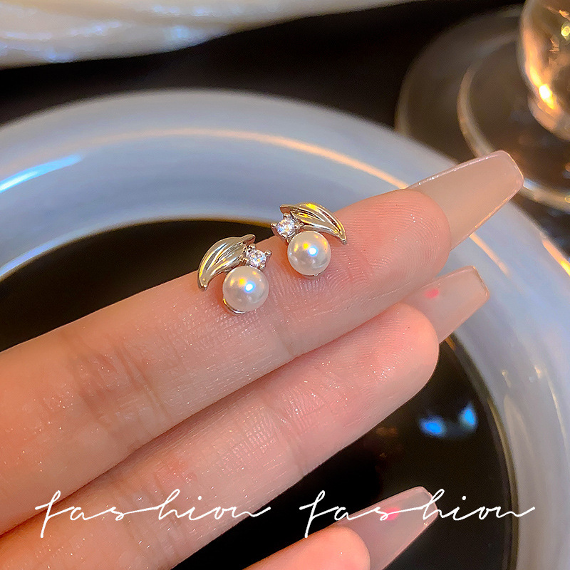 French-style light luxury slightly inset pearl stud earrings for women, simple and exquisite cherry high-end earrings, fashionable and small earrings full figure