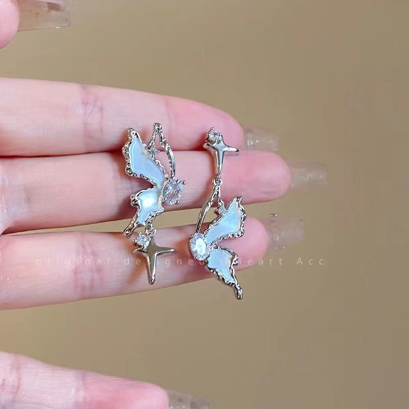 Silver asymmetrical butterfly earrings, with a unique and exquisite design, are sweet and cool. They are small and light luxury earrings that accentuate the face Application Scenario