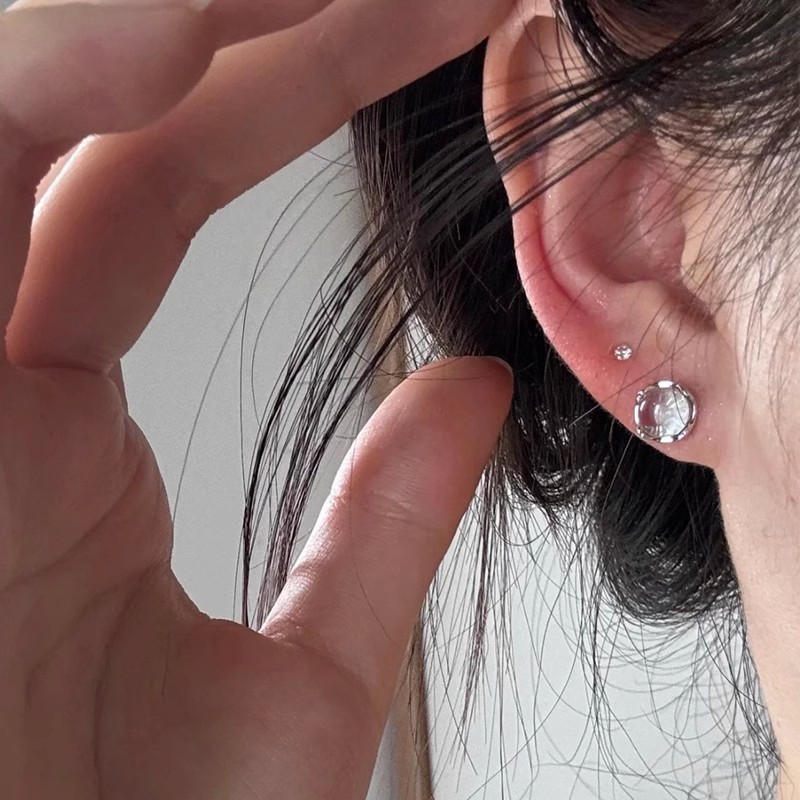 Korean-style blue crystal round stud earrings with a feminine forest vibe, simple and small stud earrings, fashionable and versatile earrings full figure