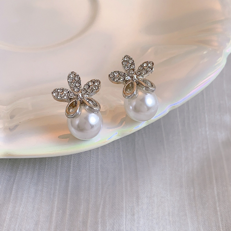 Flower water diamond pearl 925 silver needle earrings, sweet and unique design sense, stud earrings, versatile women's earrings wholesale Application Scenario