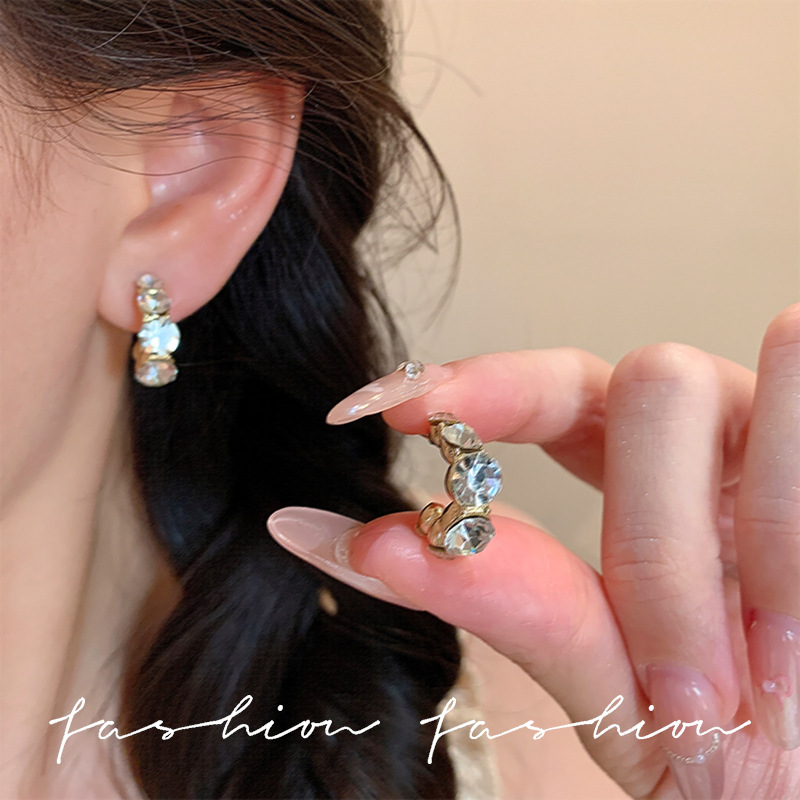 French retro champagne-colored sparkling diamond stud earrings for women's light luxury and niche design, 2025 new style high-end earrings for women full figure
