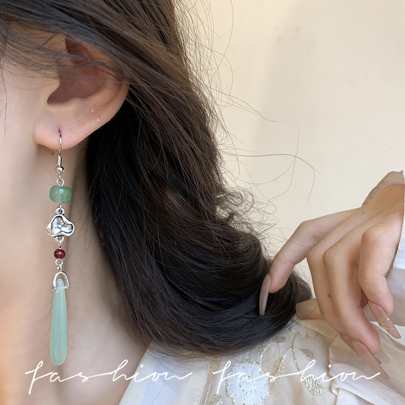 New Chinese-style imitation jade pendant earrings for women, retro Chinese-style beaded cheongsam ear studs, long tassel ear hanging earrings Application Scenario