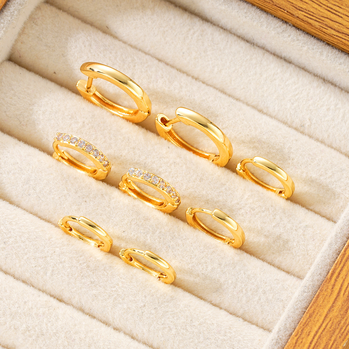A 4-piece set of cross-border European and American jewelry, fashionable and creative diamond-encrusted copper earrings, with a unique, light luxury and high-end feel. Ear bone clip set Application Scenario