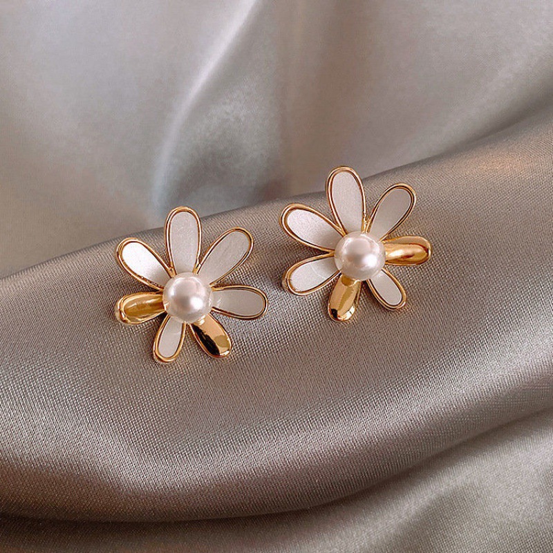S925 Silver Needle high-end earrings, Daisy Oil Drop petal pearl Stud earrings, new trendy women's earrings, the same style as the Internet celebrity full figure