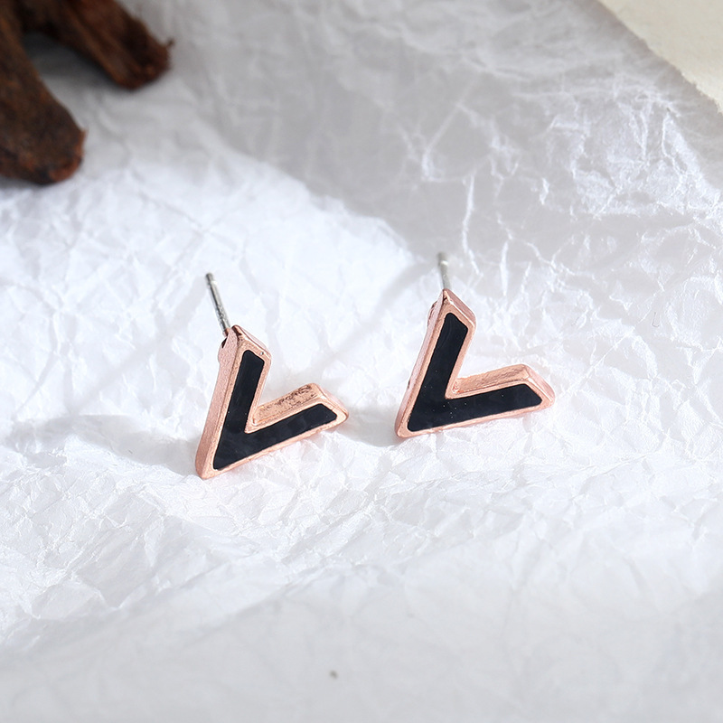 925 Silver needle Korean simple letter V stud earrings, Hong Kong style 2022 new trendy, small, elegant and stylish French earrings Specification drawing