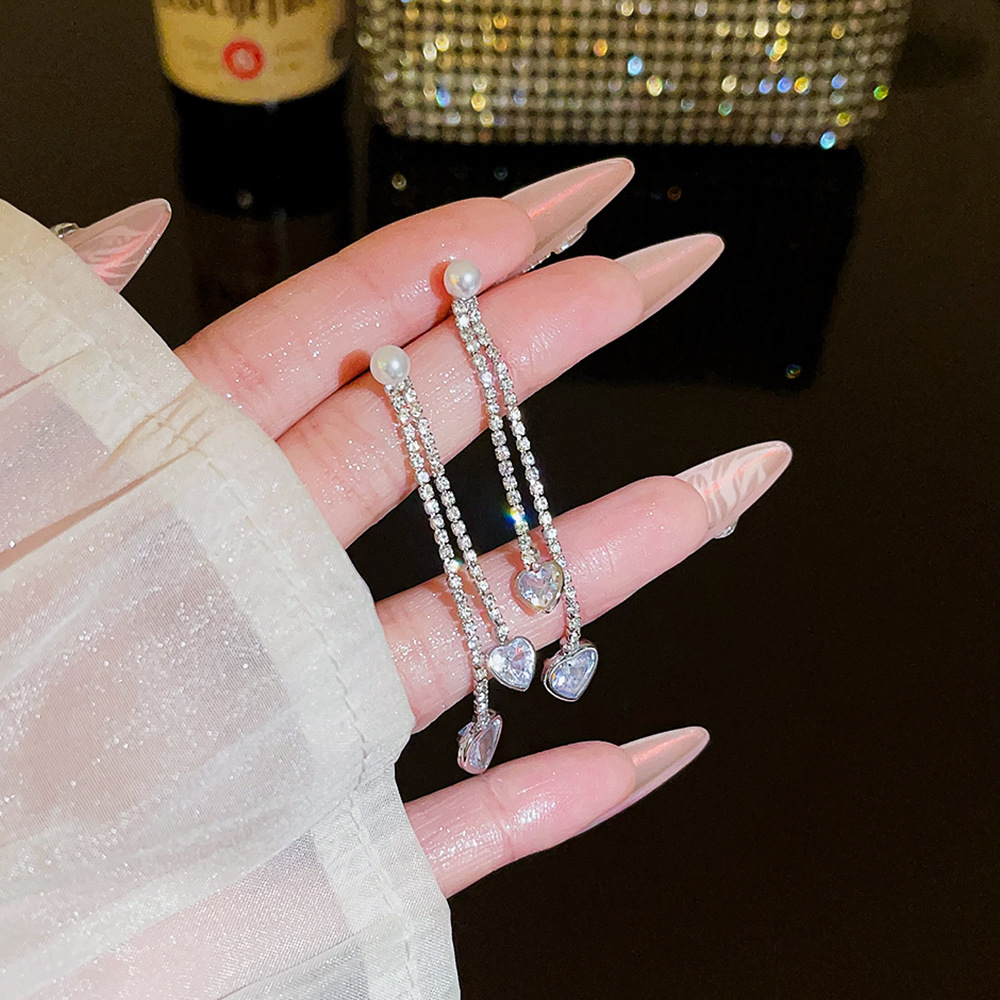 Versatile sweet and cool style heart-shaped tassel stud earrings, pearl female socialite light luxury high-end earrings, fashionable and elegant earrings details Picture