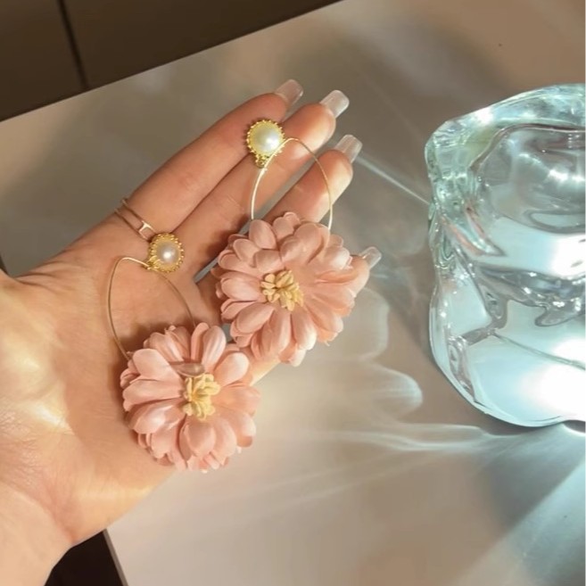 Sweet pink flower pearl earrings, gentle and elegant in early spring and summer, high-end earrings, exaggerated vacation style earrings Application Scenario