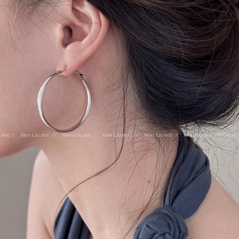 Plain ring earrings, a new bestseller in 2025, exude a sense of high-end sophistication. Exaggerated large ear rings exude a light luxury and unique ring earrings for women details Picture