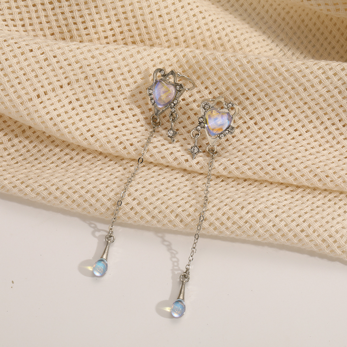 Cross-border niche heart-shaped four-pointed star tassel earrings, cold style light luxury earrings, long tassel imitation pearl women's ear clips Application Scenario