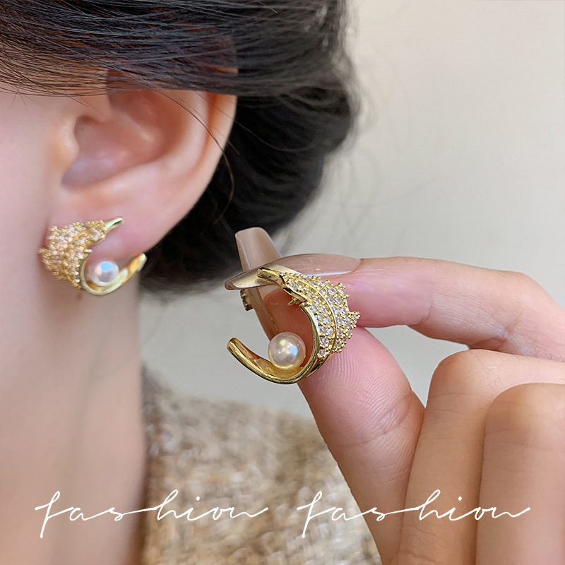 French-style exquisite leaf earrings, slightly inlaid unique pearl earrings, niche high-end and elegant stud earrings, silver needle wholesale Application Scenario