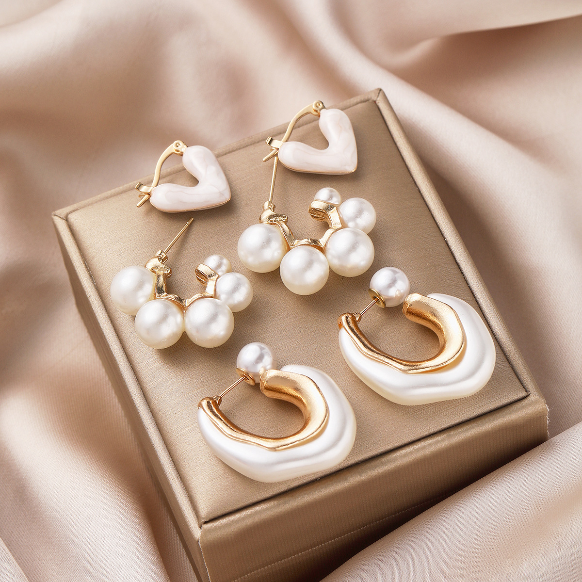 A set of popular cross-border golden oil-dripping heart-shaped imitation pearl earrings in Europe and America, featuring a fashionable design and elegant style full figure
