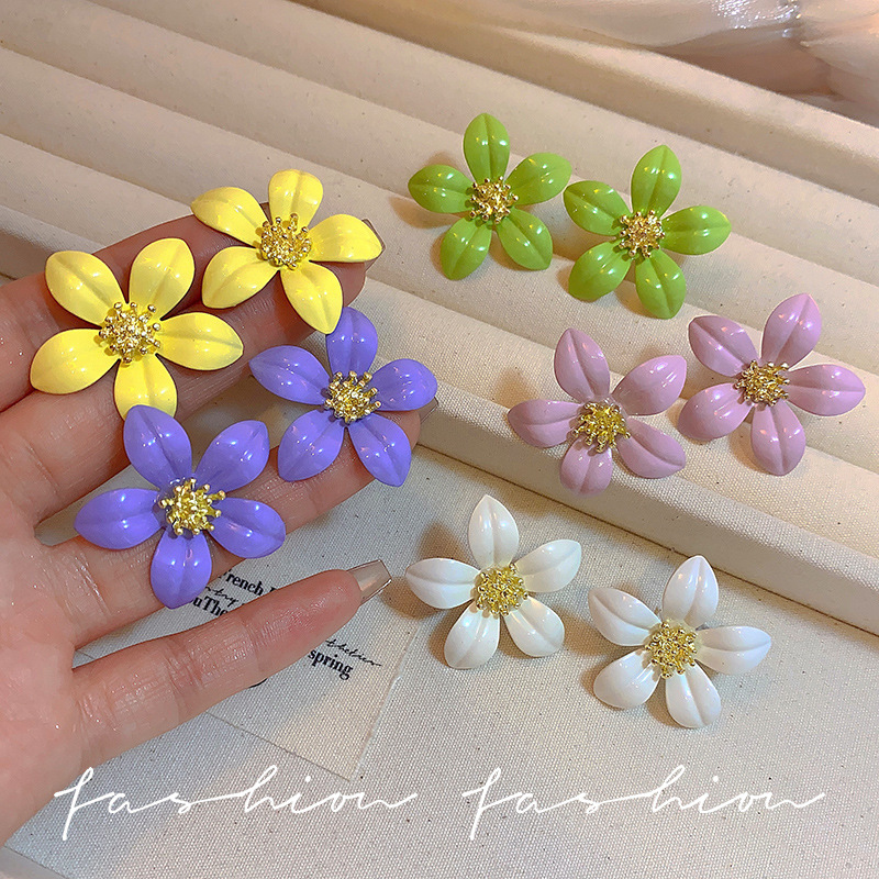 The new spring and summer style of fresh and delicate flower earrings exude an ethereal and sweet charm. Dopamine ear studs are light luxury and niche earrings Specification drawing