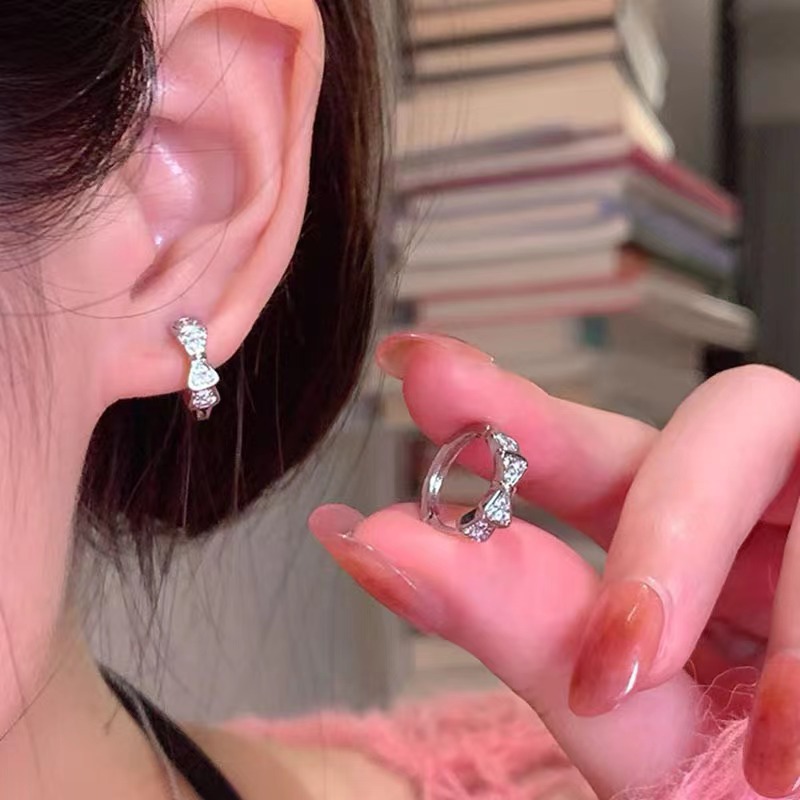 Bow stud earrings for women, a light luxury and super ethereal girl. Zircon earrings, the same style as Japanese and South Korean Internet celebrities, are the new autumn and winter earrings trend full figure