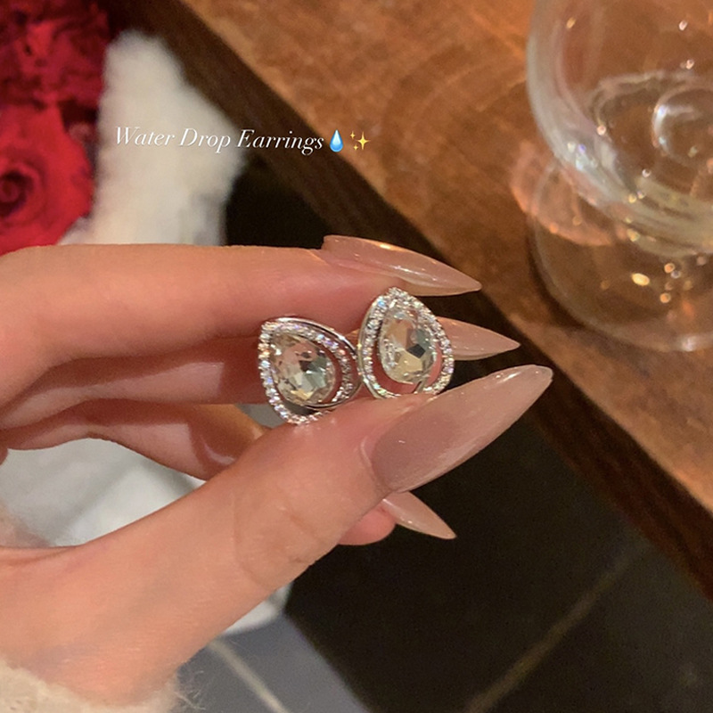 Copper micro-inlaid water drop zircon stud earrings, a unique and light luxury earring for women in 2025, with a niche design and a high-end feel Specification drawing