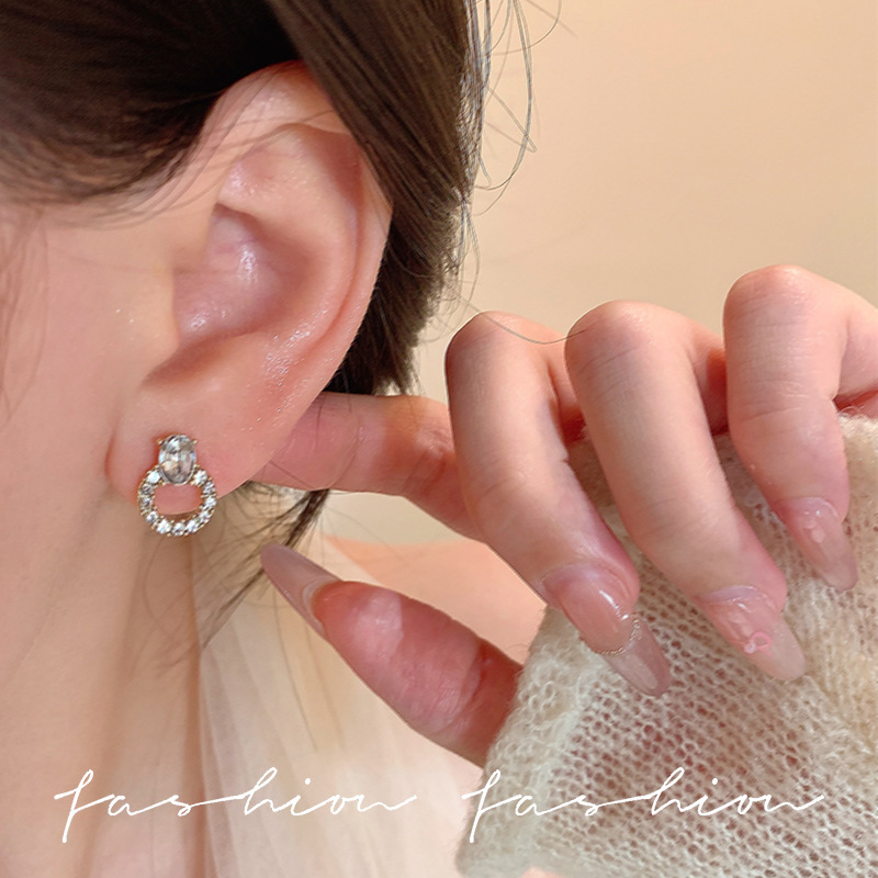 Exquisite circular earrings full of diamonds, small ear studs, stylish, no need to remove ears for sleep, light luxury and simple commuting accessories Application Scenario