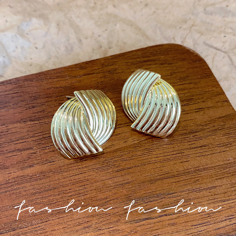 High-end metal earrings, retro vacation style stud earrings, the same style as the Instagram blogger's unique and fashionable French retro earrings Specification drawing