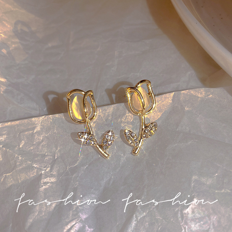 The tulip cat's eye stone ear studs from Dongdaemun, South Korea, are a niche design for women. They are popular online and exude an ethereal charm. They are high-end earrings Specification drawing