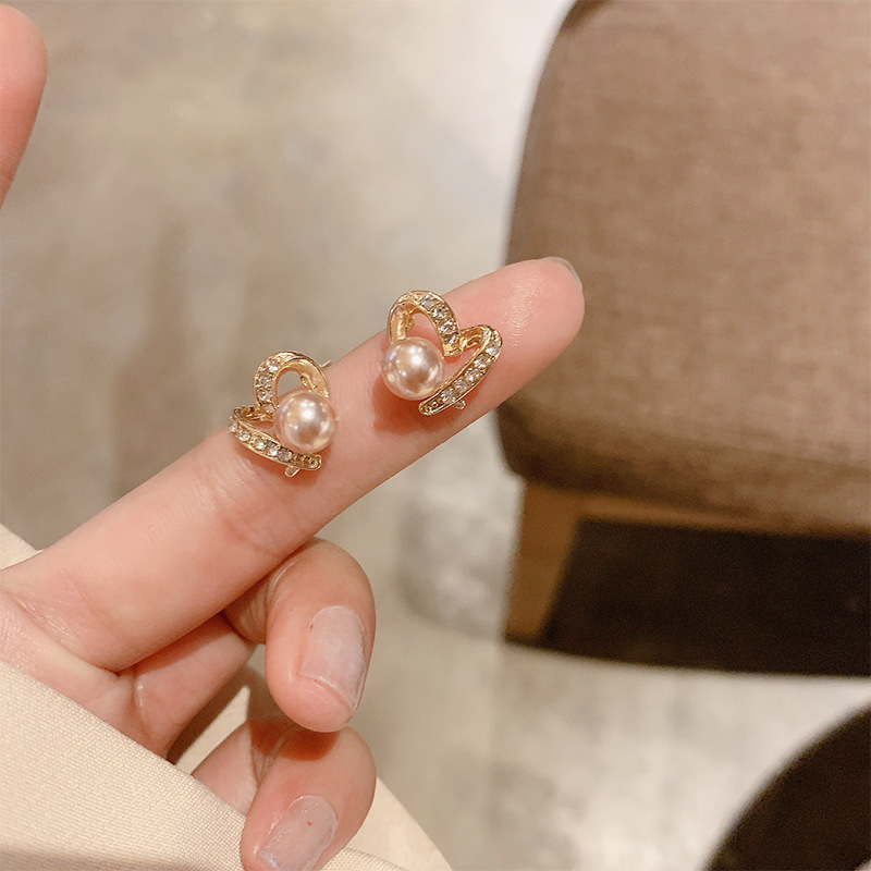 S925 Silver needle Small heart-shaped pearl stud earrings, elegant and small heart-shaped hollowed-out earrings, sweet real gold earrings wholesale full figure