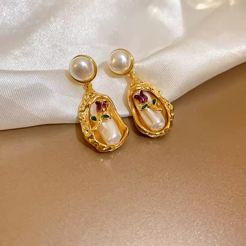 Rose irregular pearl earrings for women, French retro court style earrings, light luxury and high-end unique earrings Specification drawing