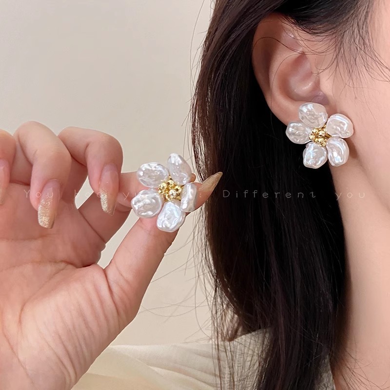 French-style imitation pearl flower earrings for women in autumn and winter, with a light luxury and high-end feel. The ear studs are a unique and niche design full figure